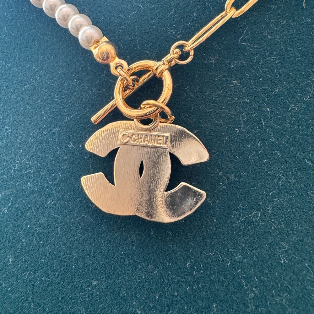 CHANEL Gold & Pearls charm on unbranded pearl & paperclip necklace - Picture 2 of 5